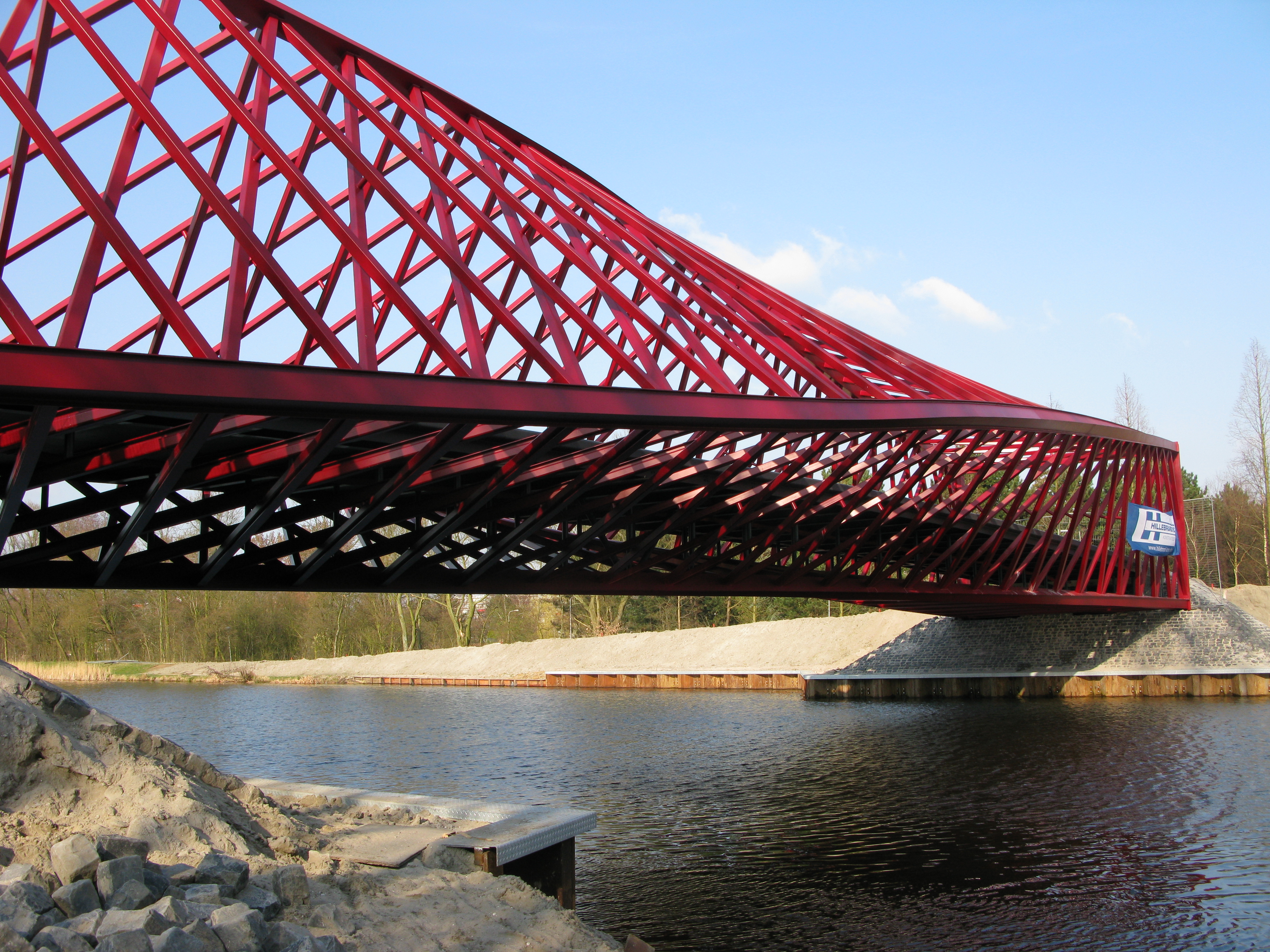 Bridge up. Велосипедный мост. Самый красивый мост в Нидерландах. Красивый Мось по диагонали. Разворачивающийся мост в Голландии.